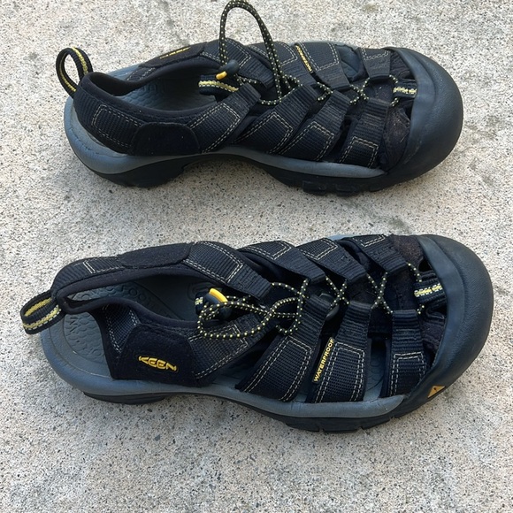 KEEN Mens Black/Yellow Newportt H2 Water Hiking Sandal Size 7 main image 5